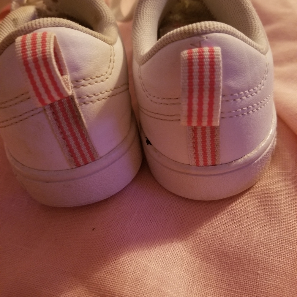 Tennis shoes